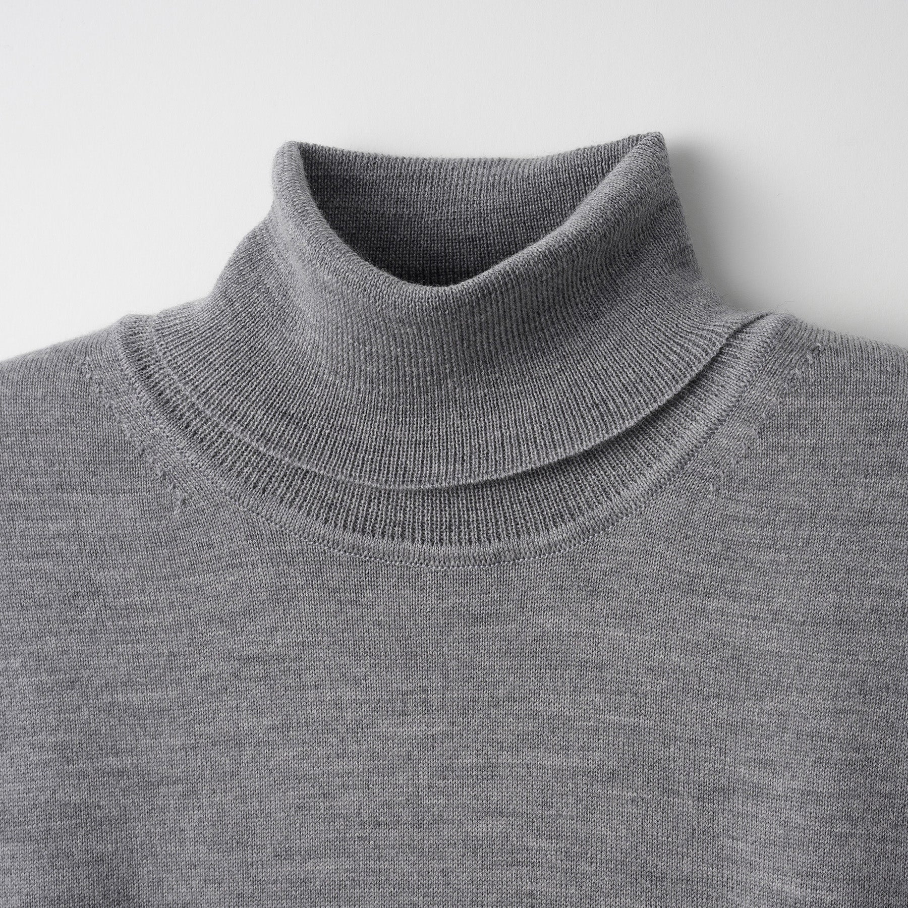(WO3) 12G Lightweight Merino Wool Turtleneck